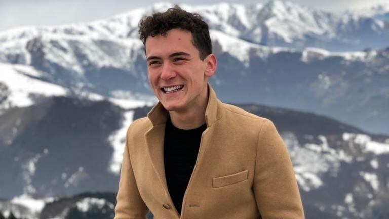 Travolto e sommerso da un'onda anomala. La fidanzata: «Luca poteva essere salvato»