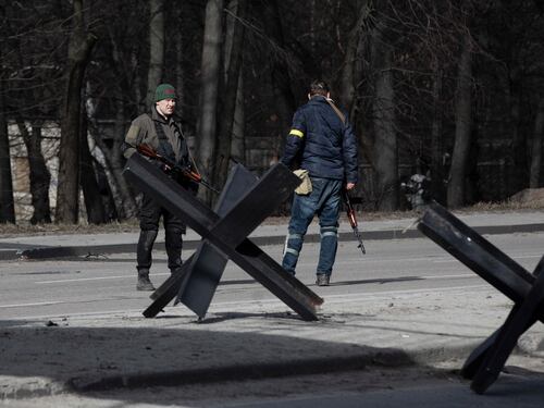 La star di Mosca contro la guerra. "Che catastrofe". E la deputata con il kalashnikov
