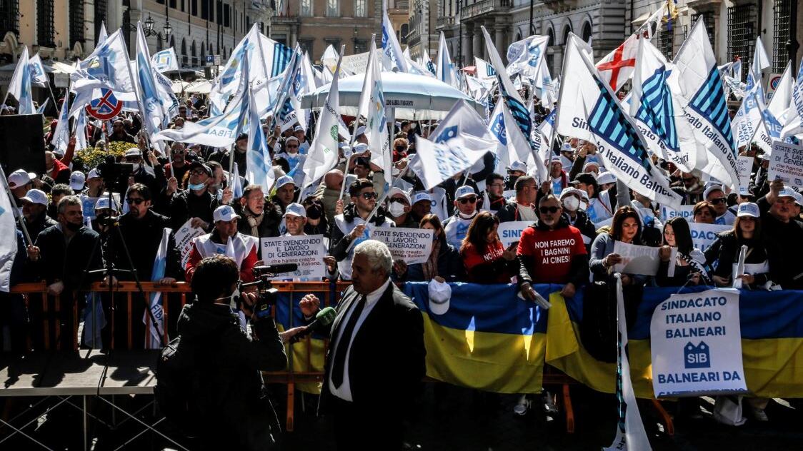 Balneari in piazza a Roma, fischi al dem De Luca