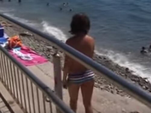 Straniero nudo al mare tra i bimbi e le famiglie aggredisce i poliziotti