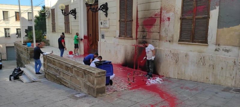 Cagliari, le immagini del molotov contro la caserma dell'esercito 3
