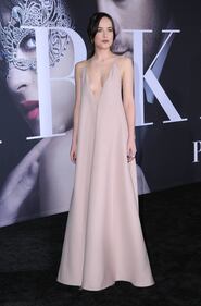 Dakota Johnson senza reggiseno per "50 Sfumature di Nero" 30