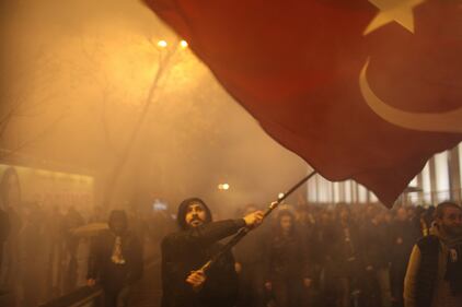 Istanbul, migliaia di tifosi in marcia contro il terrorismo 16