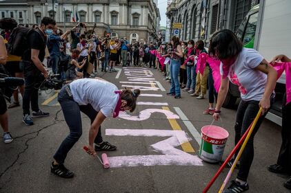 Femministe in piazza a Milano contro Montanelli 3