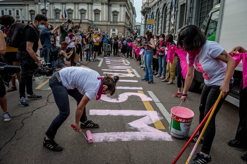 Femministe in piazza a Milano contro Montanelli 3
