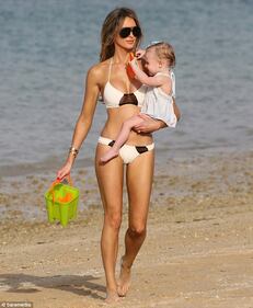 Georgina Dorsett sexy bomba in spiaggia 8