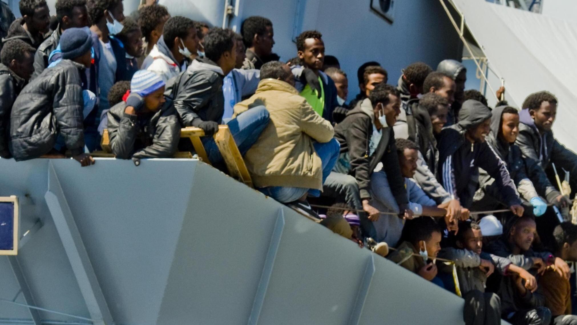 «Quella nave non è italiana» E lo scafista tentò di fuggire