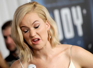 Jennifer Lawrence senza reggiseno alla première di Joy 8