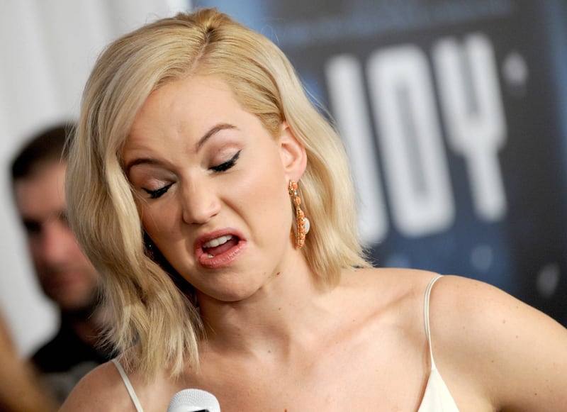 Jennifer Lawrence senza reggiseno alla première di Joy 8