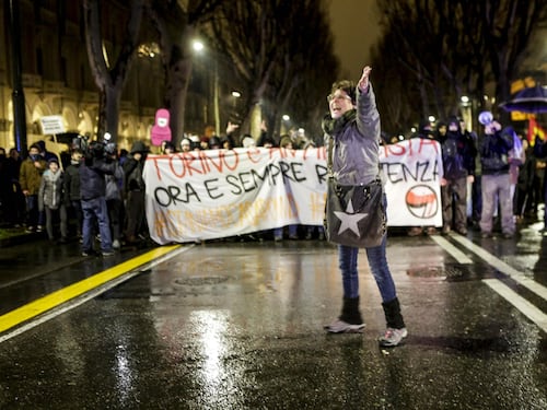 "Noi poliziotti derisi dalla prof, lottiamo per amore dei nostri figli"
