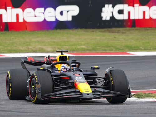 F1, Verstappen cannibale anche in Cina. Leclerc e Sainz fuori dal podio