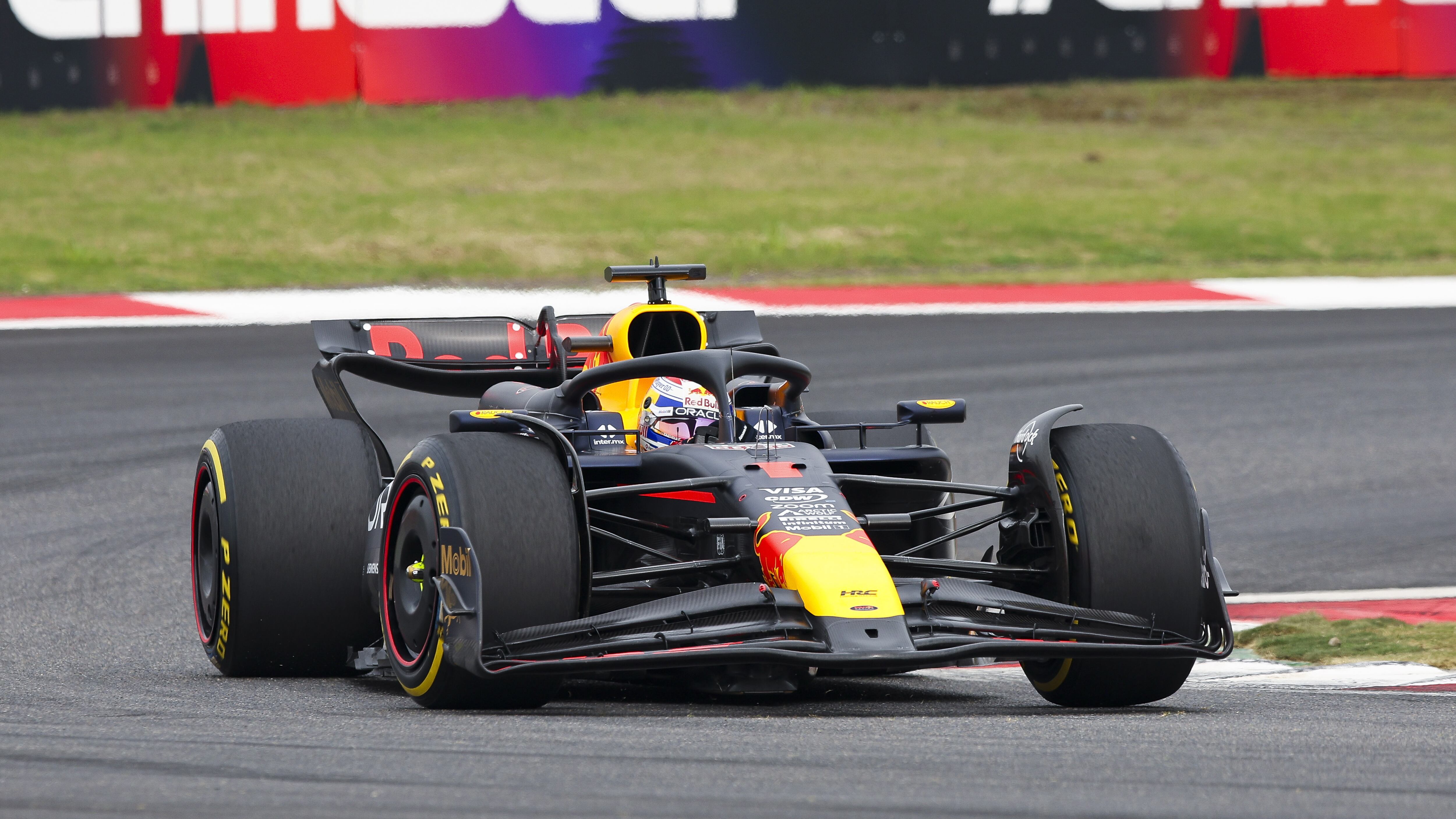 F1, Verstappen cannibale anche in Cina. Leclerc e Sainz fuori dal podio