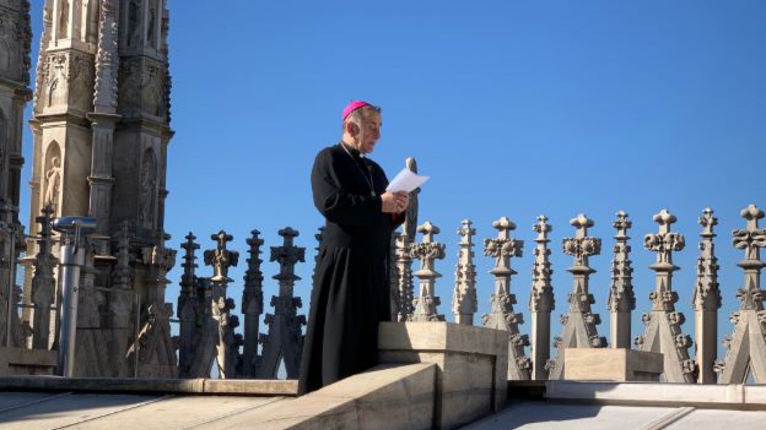 Coronavirus, l'arcivescovo Delpini prega la Madunina dalle terrazze del Duomo
