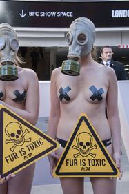 Milano, la protesta in topless contro le pellicce 3