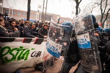 Gli scontri tra manifestanti e polizia a Torino 1
