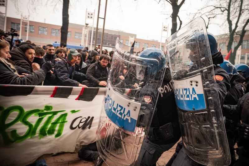 Gli scontri tra manifestanti e polizia a Torino 1
