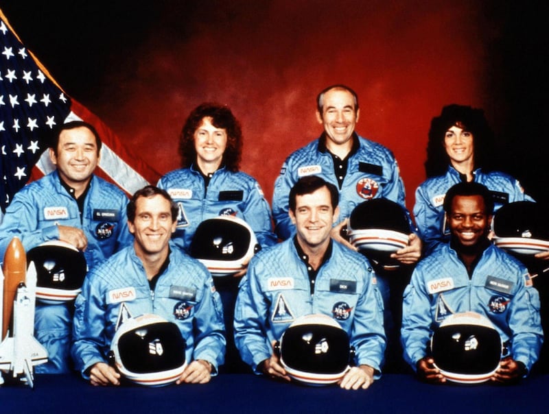 Nella fila in basso: Michael J. Smith, Francis R. “Dick” Scobee e Ronald E. McNair. Nella fila in alto Ellison S. Onizuka, Christa McAuliffe, Gregory B. Jarvis e Judith A. Resnik