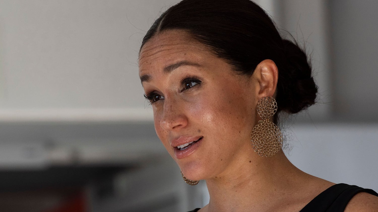 L’alleanza inaspettata. La Regina supporta (in segreto) Meghan Markle nella lotta contro i tabloid
