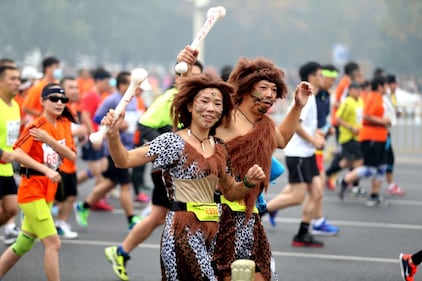 Pechino e smog: maratona si corre  con le mascherine 3