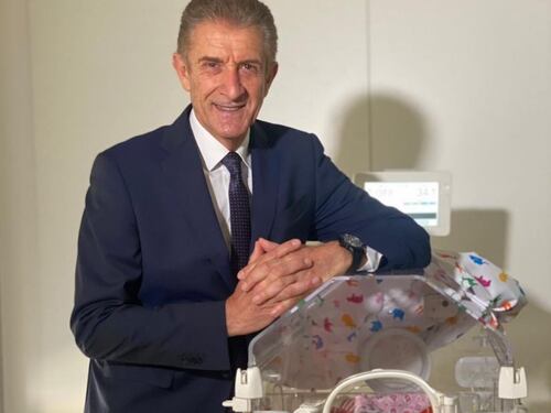 "Enea merita la mamma vera", l'appello di Ezio Greggio indigna i buonisti