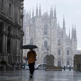 Breve ondata di maltempo su Milano, turisti colti di sorpresa in centro 6