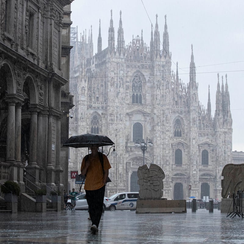 Breve ondata di maltempo su Milano, turisti colti di sorpresa in centro 6
