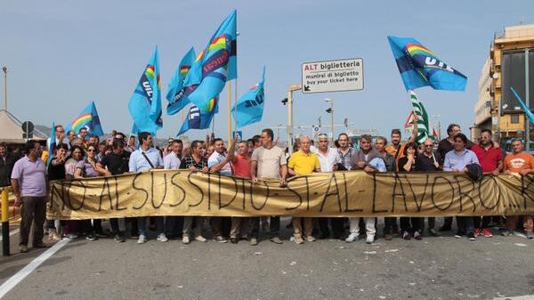 Villa San Giovanni, protestano i precari: bloccati traghetti per Sicilia