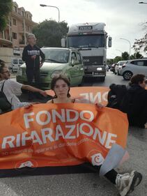 Traffico bloccato e fontana imbrattata di rosso, le immagini del blitz di Ultima generazione a Catania 3