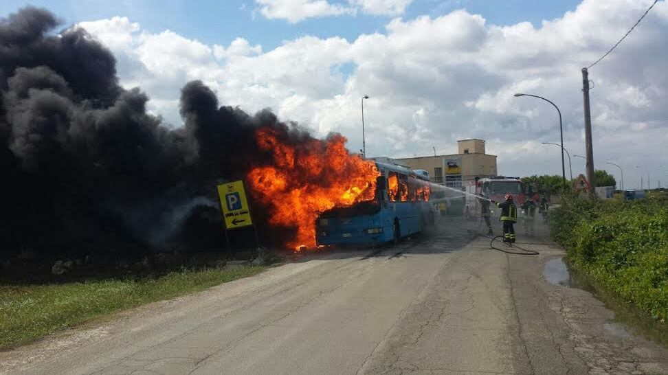 Ferrovie del Sud Est: gli autobus bruciano e i conti scottano