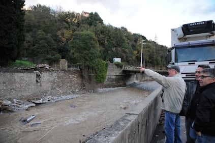 Genova, crolla un cimitero: i feretri dispersi nel fiume 1