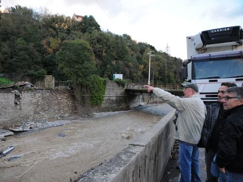 Genova, crolla un cimitero: i feretri dispersi nel fiume
