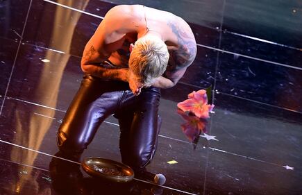 Sanremo 2022, Achille Lauro si battezza sul palco dell'Ariston 5