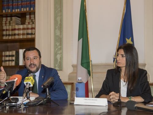 Salvini adesso sfida la Raggi: "Incapace, stop Salva Roma"