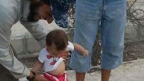 Isis, i neonati spinti a calpestare le teste dei prigionieri