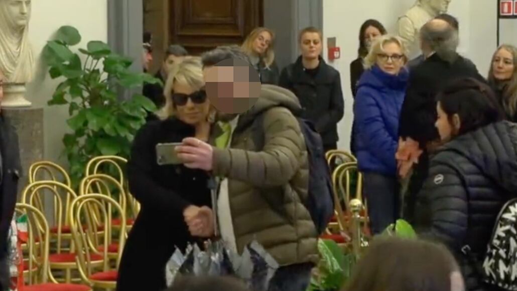 "Piangeva ma non si è pentito". La verità sul selfie con Maria De Filippi