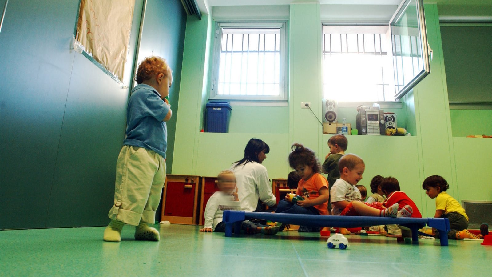 Torture e insulti razzisti contro bimbi dell'asilo: tre maestre indagate