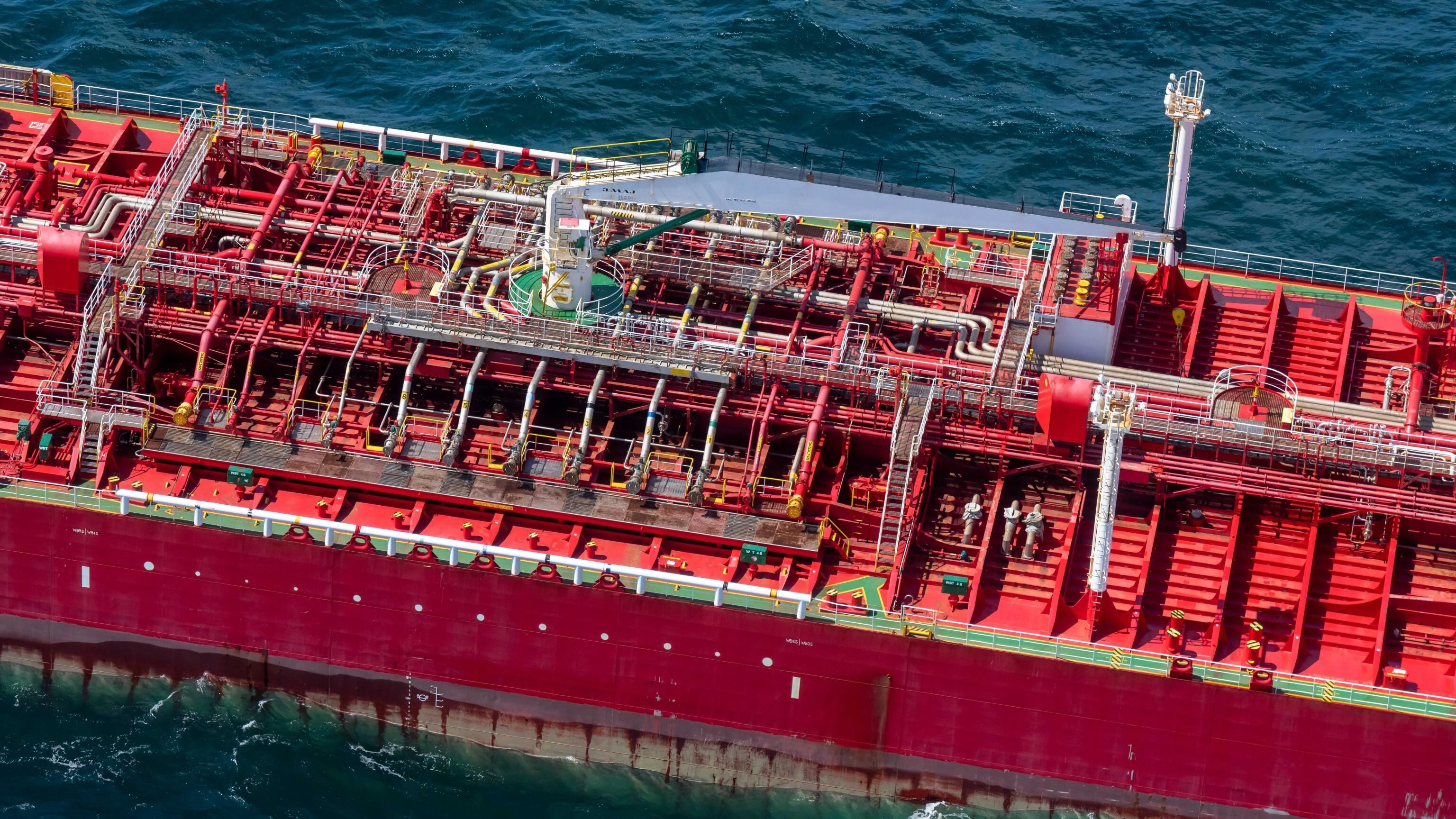 È carica di petrolio russo. Ma la nave vuol attraccare in Spagna