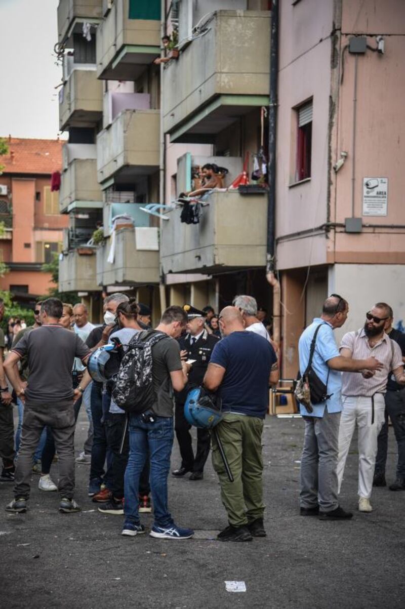 Blitz delle forze dell'ordine questa mattina in via Bolla 9