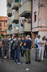 Blitz delle forze dell'ordine questa mattina in via Bolla 9
