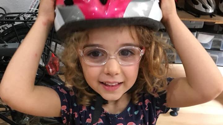 Il dolore della mamma di Vittoria: "Mia figlia quasi cieca a 5 anni Stiamo cercando cure specifiche"