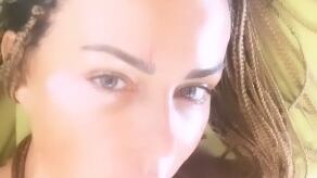 Nina Moric cade dalla barca a Zanzibar: "Chi è che mi sta gufando?"
