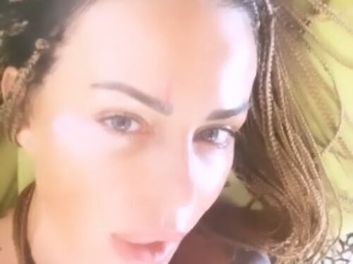 Nina Moric cade dalla barca a Zanzibar: "Chi è che mi sta gufando?"