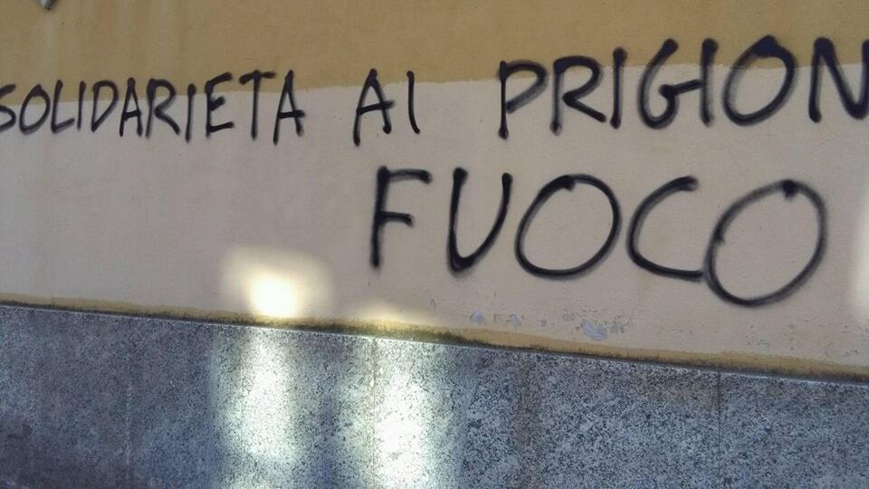 Lecco, scritte anarchiche contro Stato e polizia: la denuncia di FdI