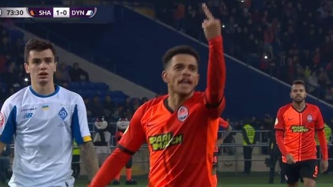 Ucraina, Taison come Balotelli: scaglia il pallone verso i razzisti e viene espulso