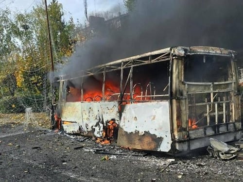 Ucraina, raid russo su due autobus a Kramatorsk. Mosca attacca Tajani: “Malsane sue accuse di interferenze nelle elezioni“