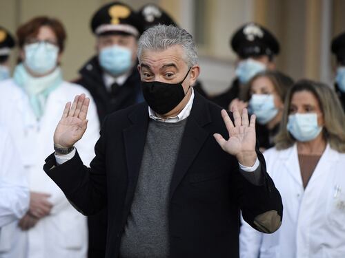"Mancano i container dei vaccini". Si è inceppato il piano Arcuri?