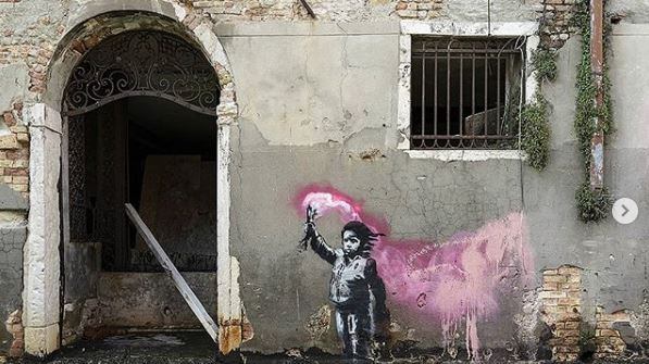 Banksy ha rivendicato il graffito. Ora il palazzo sale a 4,5 milioni