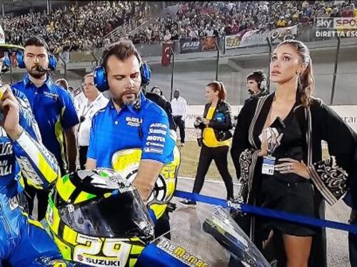 Belen segue preoccupata dal paddock la gara di Iannone