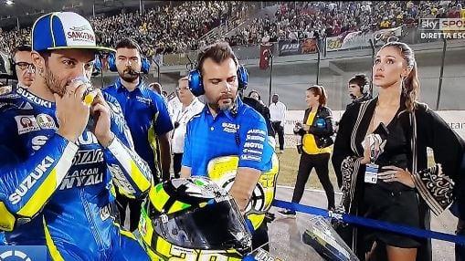 Belen segue preoccupata dal paddock la gara di Iannone