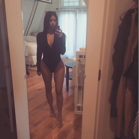 Kim Kardashian, vitino di vespa su Instagram 16